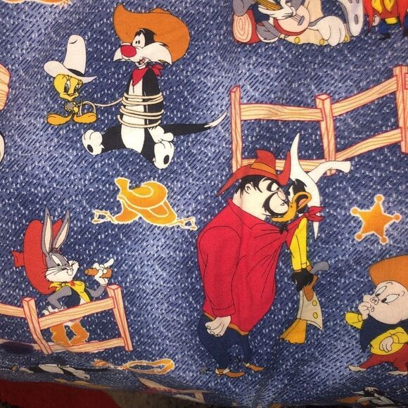 Looney-Tunes Short sleeve Scrub Top Bugs Bunny Tweety Bird Daffey Duck XS XSmall - Picture 4 of 6